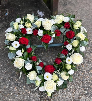 Loose open heart wreath red/white rose