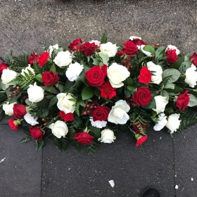 Coffin Spray All Red/White rose