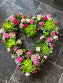 Loose open heart in shades of pink